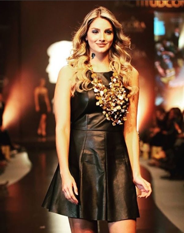 Modelo desfila uno de los collares de ‘Grass Accesorios’ en una pasarela de Schwarzkopf.