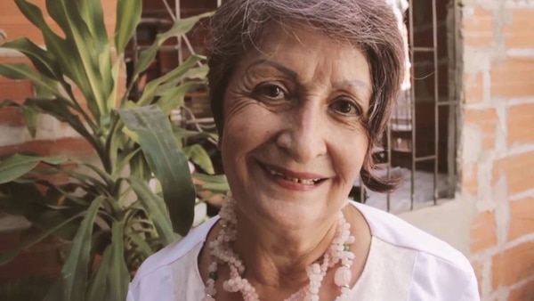 Dora Sánchez de espalda a su taller de artesanías cuando aún estaba en obra negra.