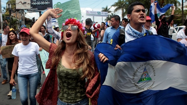 Jóvenes protestan en Managua. (REUTERS)