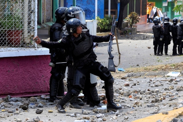 La policía reprime con piedras a los manifestantes. (Reuters)