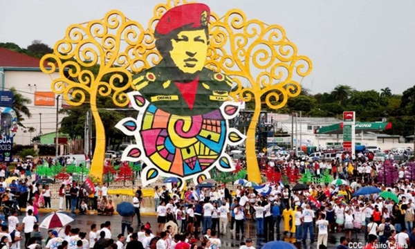 La estatua de Hugo Chávez que fue derribada en Managua