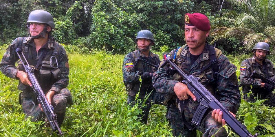 Miembros del Ejército ecuatoriano en operativos en Tumaco, Nariño, tras el asesinato de los periodistas. Foto: Juan Restrepo / AFP