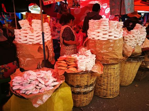 Comerciantes en sus puestos de venta de la feria agropecuaria y artesanal “Oruro Moderno”. Foto: Juan Mejia