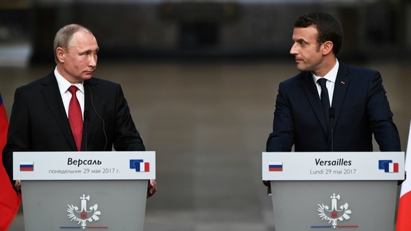 Vladimir Putin y Emmanuel Macron (AFP)