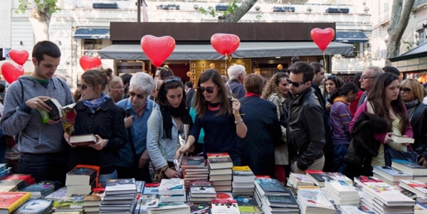 La Feria del Libro de Barcela se realiza junto a la celebración de Sant Jordi, patrono de la ciudad condal