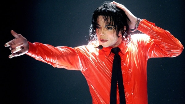 Subastan mocasines negros que usó Michael Jackson en su caminata lunar