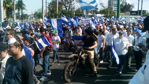 Cientos de manifestantes en la rotonda Metrocentro, en Managua