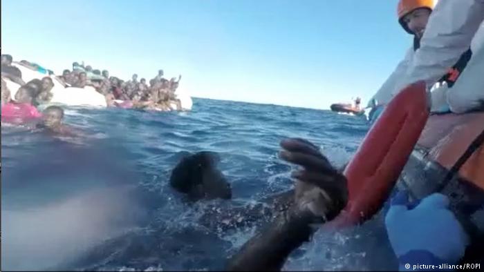Mittelmeer: Rettung von Flüchtlingen in Seenot (picture-alliance/ROPI)