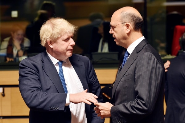 El canciller británico Boris Johnson y su homologo italiano Angelino Alfano durante una reunión en Luxemburgo el lunes pasado (REUTERS/Eric Vidal)