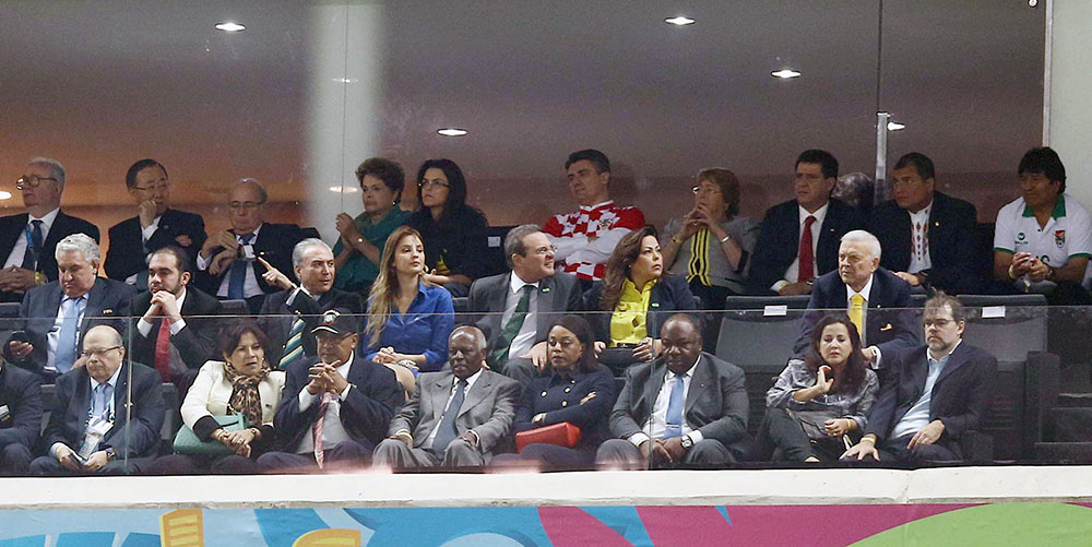 El presidente Evo Morales junto a otros mandatarios y dirigentes en la inauguración del Mundial de Fútbol Brasil 2014. ABI