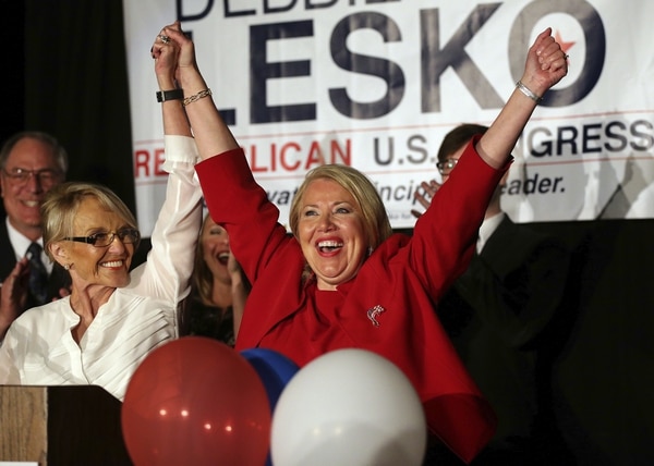Debbie Lesko celebra su victoria (AP/Matt York)