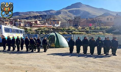 El contingente policial que vigila uno de los dos puestos de control instalados en las localidades de Huayrapata y Cataricagua, Huanuni.
