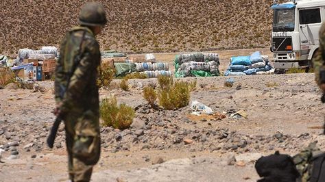 Un militar resguarda mercadería de contrabando tras un operativo. Foto: APG - archivo
