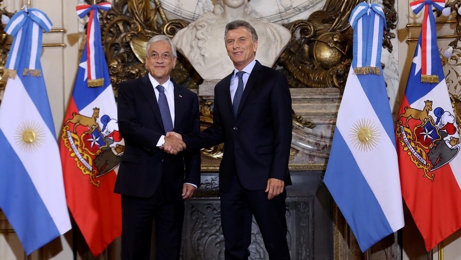 El presidente Mauricio Macri saluda a su par chileno, Sebastián Piñera.