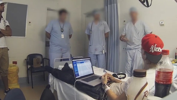 Avicii hablando con sus médicos tras la operación