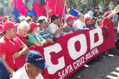 Morales (c) encabeza la marcha de la COD en Santa Cruz el 1 de mayo de 2017