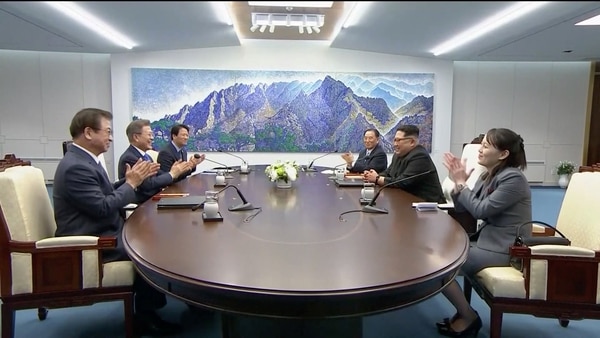 Moon Jae-in y Kim Jong-un reunidos en e comienzo de la cumbre (Reuters TV)