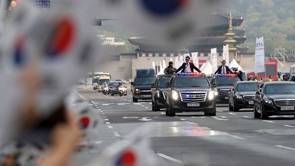La televisión surcoreana mostró el paso del convoy de Moon Jae-in por una ruta nacional (REUTERS)