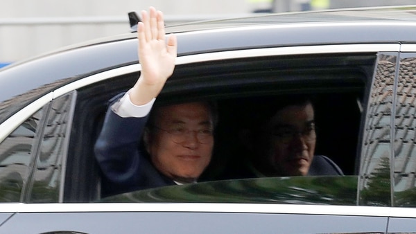 El mandatario surcoreano Moon Jae-in saludó a los seguidores que celebraron en la calle por su disposición a dialogar con el gobierno norcoreano (REUTERS)
