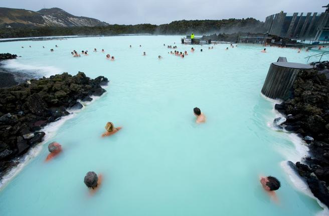 Gente baÃ±andose en The Blue Lagoon, un resort geotermal de Islandia