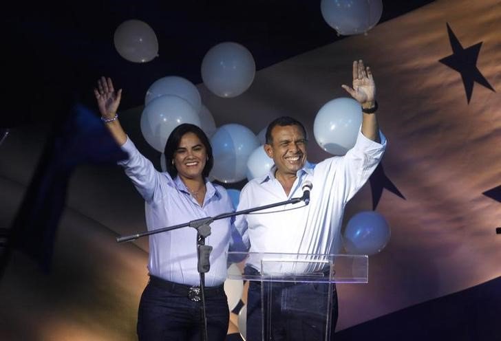 Imagen de archivo de la exprimera dama hondureña Rosa Elena Bonilla y su esposo, el expresidente Porfirio Lobo, celebrando tras ganar las elecciones en Tegucigalpa, nov 29, 2009. REUTERS/Edgard Garrido