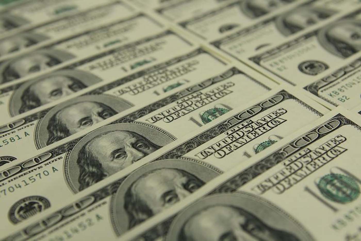 En la imagen billetes de 100 dólares en el banco OTP en Budapest. 23 de noviembre 2011. El dólar tocó el martes un máximo de una semana, impulsado por compras técnicas y por la incertidumbre antes de una serie de elecciones en Europa este año. REUTERS/Laszlo Balogh