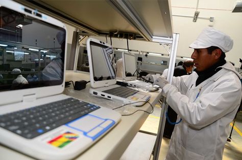 El proceso de ensamblado de las computadoras que se entregan a los estudiantes del país.