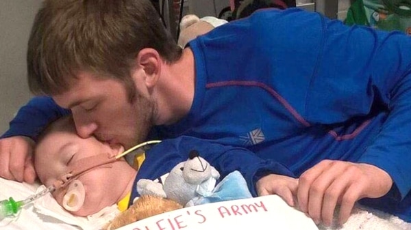 Thomas Evans junto a su hijo
