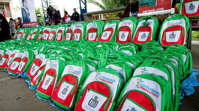 Una muestra de las mochilas entregadas por el municipio el año pasado a 91 mil estudiantes. | Alcaldía de Cercado