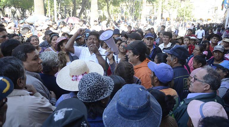 Una de las protestas en la puerta del Concejo Municipal, ayer. | José Rocha