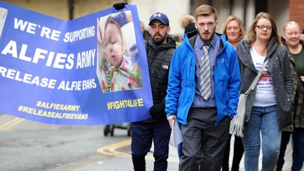Thomas Evans en una marcha organizada por el “Ejército de Alfie”