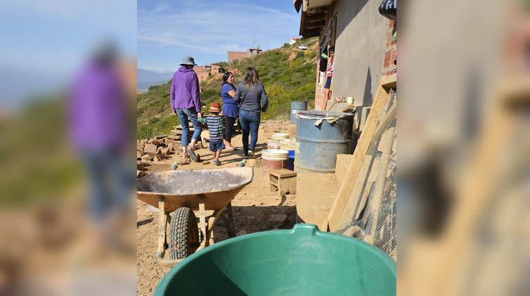 Vecinos del sur acopian agua en tachos. | José Rocha
