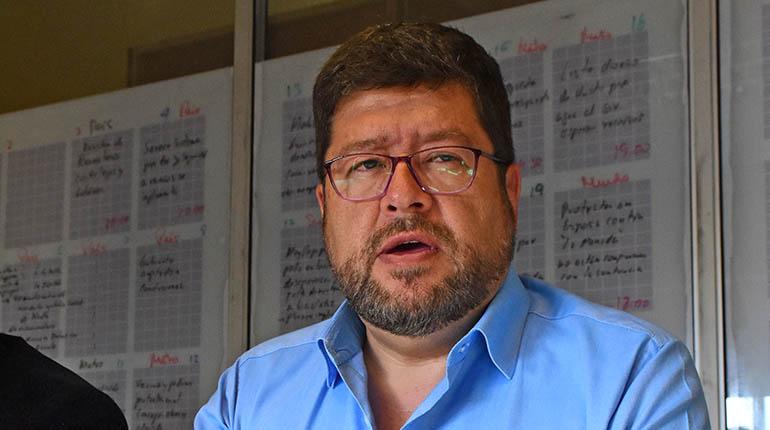 El empresario señala que el incremento salarial sólo beneficia a las personas que ganan más . | Daniel James