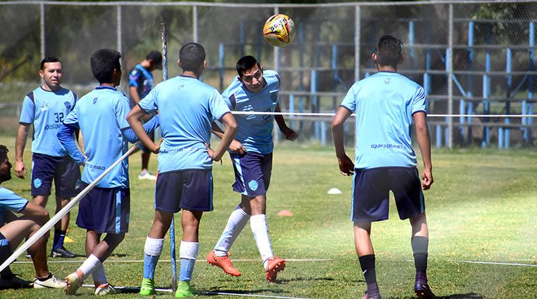 Jugadores de Aurora se entrenan en su complejo deportivo, ayer. | Daniel James