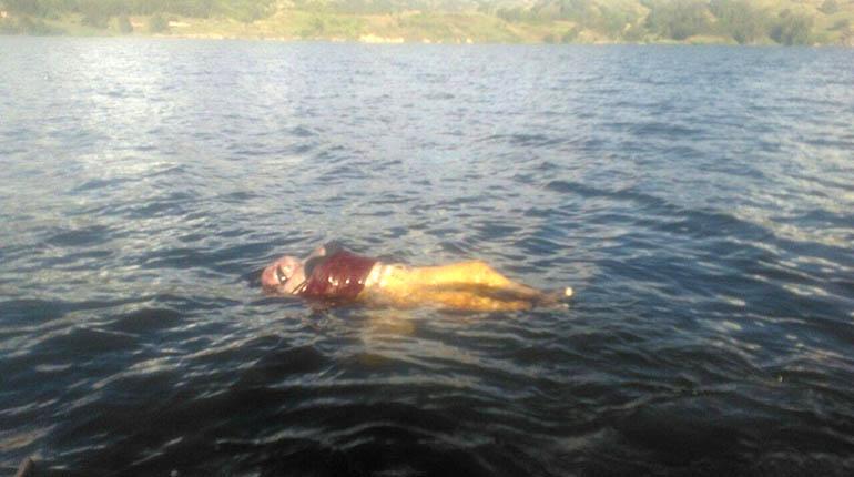 El cadáver de la mujer que fue hallado en la laguna de Corani, el lunes. | Fides