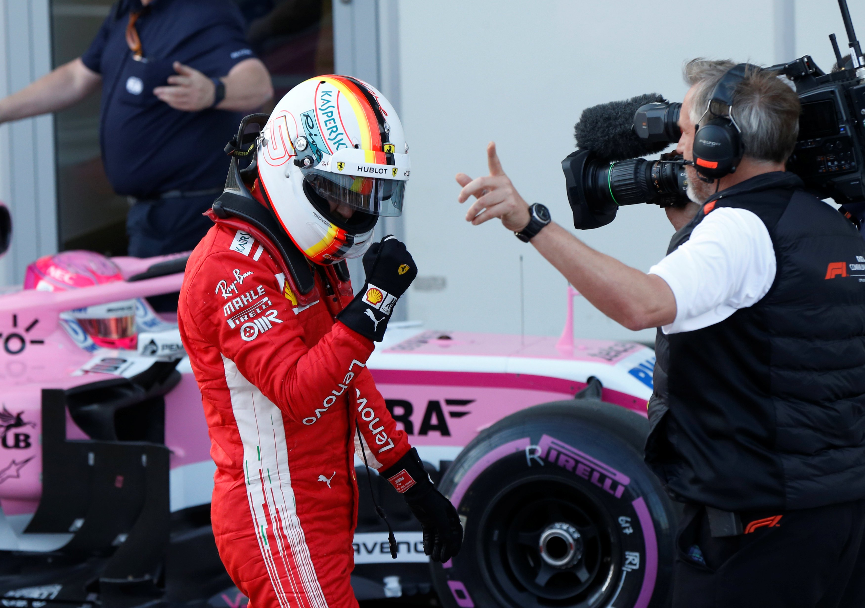 Gran Premio de Azerbaiyán - Circuito de la ciudad de Bakú, Bakú, Azerbaiyán - 28 de abril de 2018 Sebastian Vettel de Ferrari celebra la obtención de la pole position REUTERS / David Mdzinarishvili