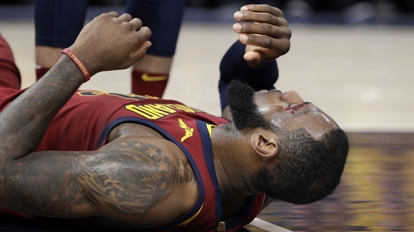 LeBron James sufrió un codazo en la victoria de los pacers sobre los de Cleveland (AP)