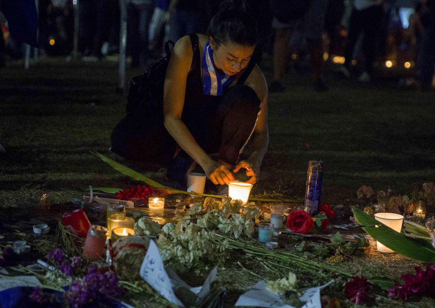 Una mujer enciende una vela hoy, viernes 27 de abril de 2018, en honor a los estudiantes asesinados en las pasadas manifestaciones, durante una marcha contra el gobierno del presidente Daniel Ortega en Managua (Nicaragua). Centenares de velas fueron encendidas hoy en el décimo día de protestas en Nicaragua para pedir justicia por más de una treintena de muertos que dejaron los enfrentamientos violentos, y exigir al presidente Daniel Ortega y a su esposa, la vicepresidenta Rosario Murillo, que dejen el poder. EFE/Jorge Torres