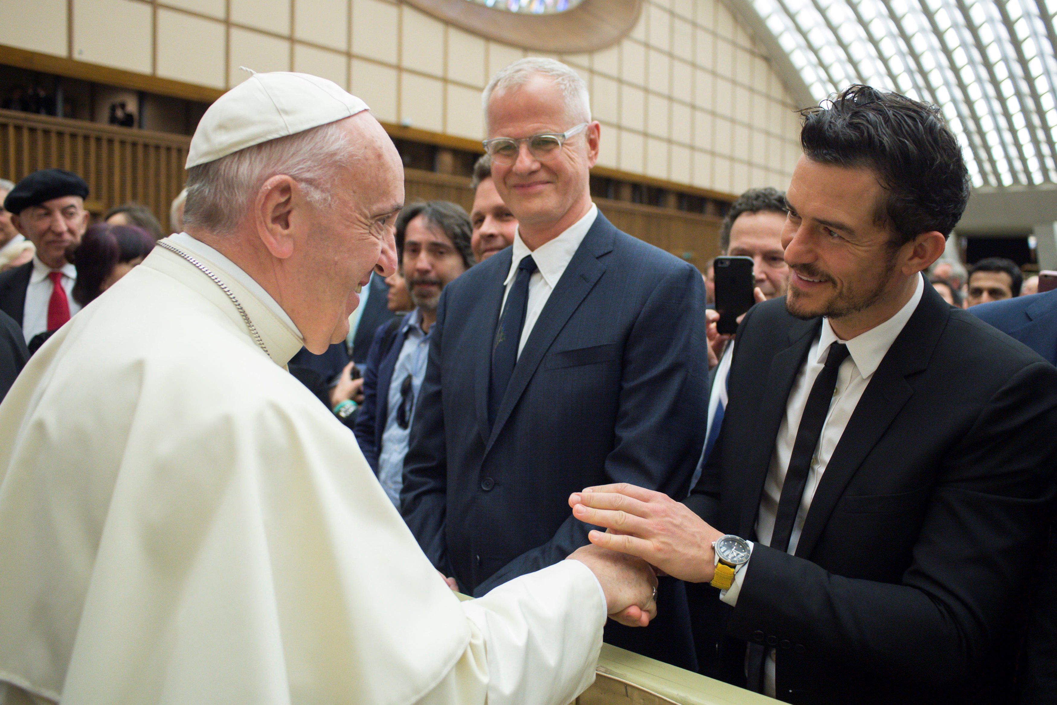 El Papa Francisco se encuentra con el actor Orlando Bloom durante la conferencia internacional "United to Cure" sobre la cura del cáncer en la sala Paul VI, en el Vaticano, el 28 de abril de 2018. Osservatore Romano / Folleto a través de REUTERS ATENCIÓN EDITORES - ESTA IMAGEN FUE PROPORCIONADA POR A TERCERO