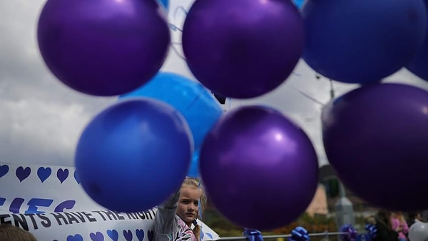 Pocas horas después de que la madre publicara en Facebook el anuncio de la muerte del bebé, más de 60.000 usuarios habían dejado mensajes en los que expresaban sus condolencias