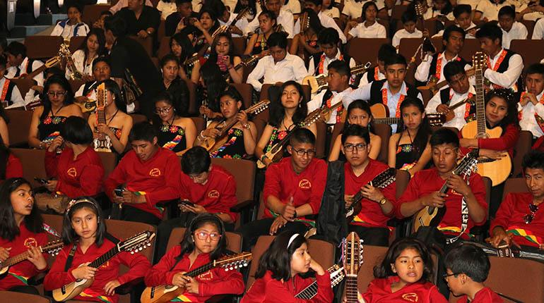 Charanguistas. Cientos de intérpretes tocan “Viva mi patria Bolivia” en el auditorio del instituto Franklin Anaya. | LOS TIEMPOS