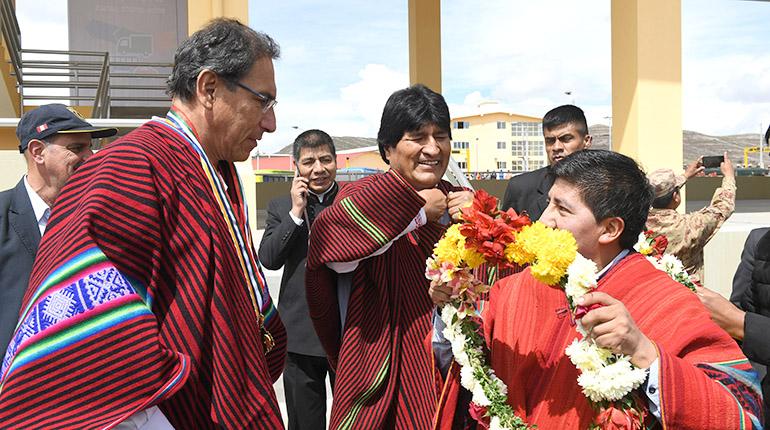 Martín Vizcarra (izq.) y Evo Morales (centro), ayer en Desaguadero. | ABI