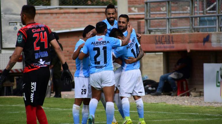 Jugadores de Aurora festejan el primer gol, esta tarde en Sacaba. | Carlos López