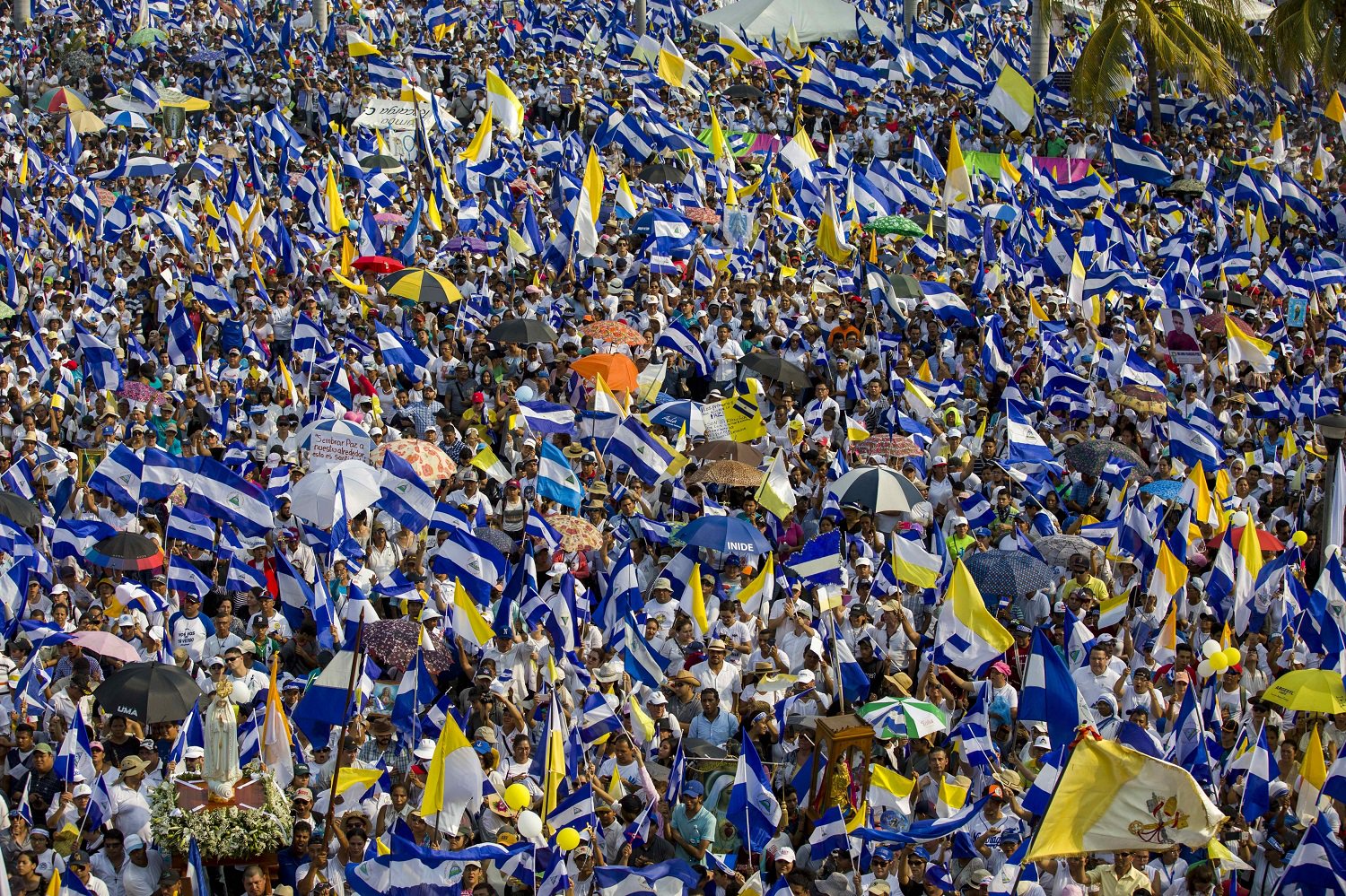 Miles de personas protestan durante una marcha en demanda de justicia para los jóvenes que fueron asesinados en las pasadas manifestaciones en Managua (Nicaragua). EFE/Jorge Torres