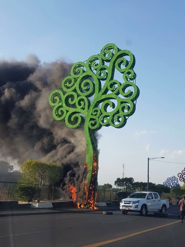 Árbol de la vida prendido fuego por manifestantes contra el gobierno nicaraguense.