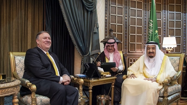 Mike Pompeo reunido con el rey de Arabia Saudita, Salman bin Abdulaziz (AFP)