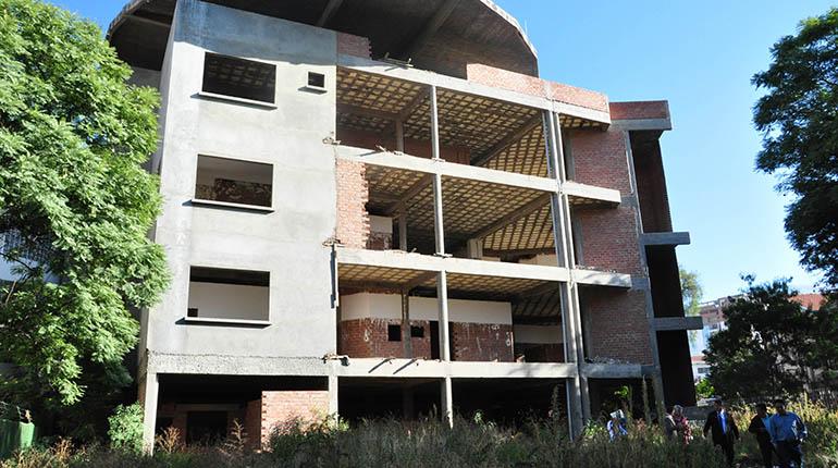 El edificio a medio construir del hospital del niño. | Fernando Balderrama
