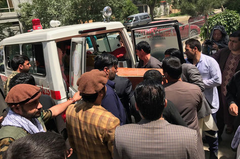 Varias personas trasladan el cuerpo sin vida del fotógrafo Shah Marai, de France-Presse (AFP), fallecido en un doble atentado en Kabul. Foto: EFE