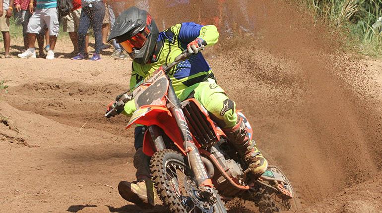 El motociclista cochabambino Marco Antezana en acción, ayer. | APG