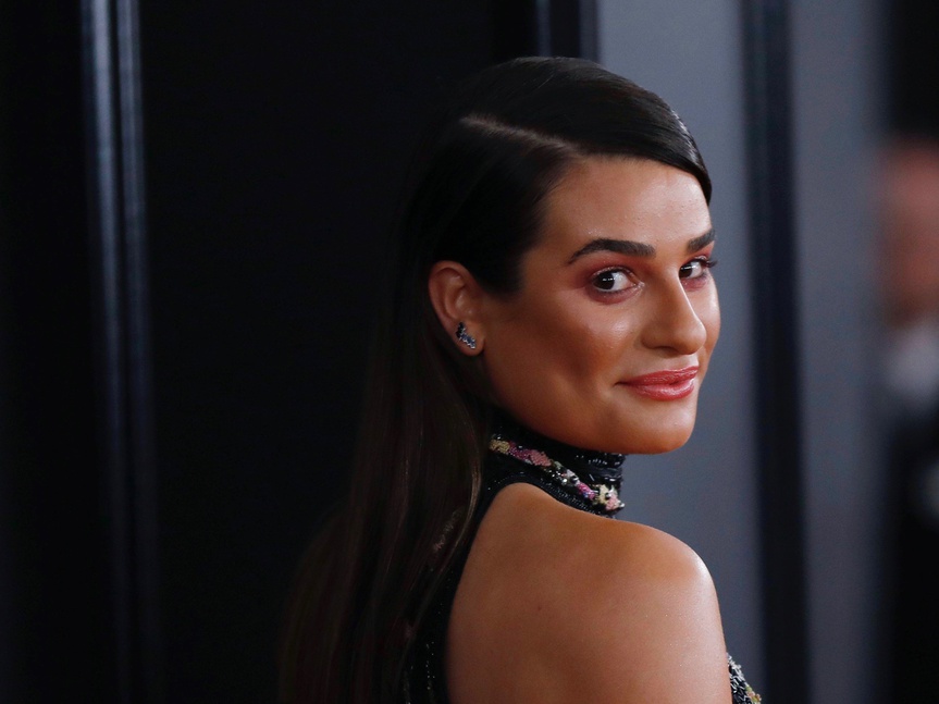 Lea Michelle anuncia su compromiso con una foto de su (enorme) anillo